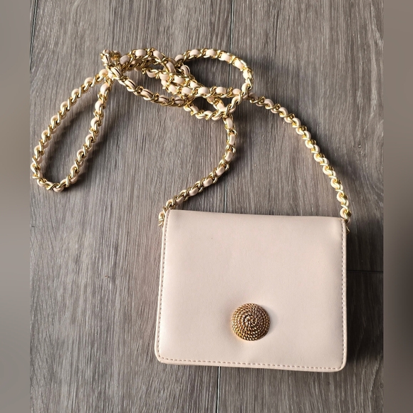 Vintage Timeless Monet Cream Crossbody Gold Chain Link Gold Emblem Statement Bag - Picture 9 of 11